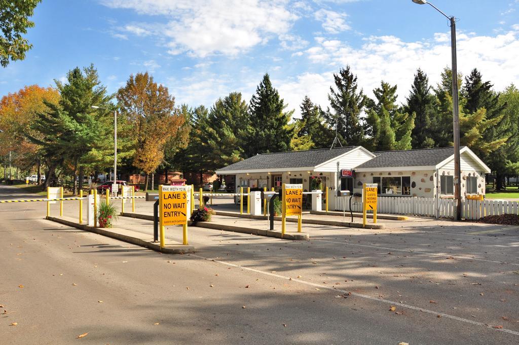 Elkhart Lake Plymouth Rock Camping Resort Rustic Cabin מראה חיצוני תמונה