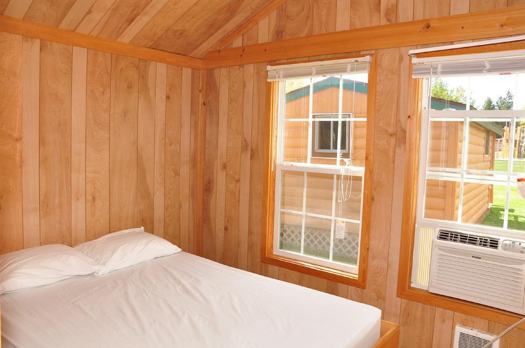 Elkhart Lake Plymouth Rock Camping Resort Rustic Cabin מראה חיצוני תמונה