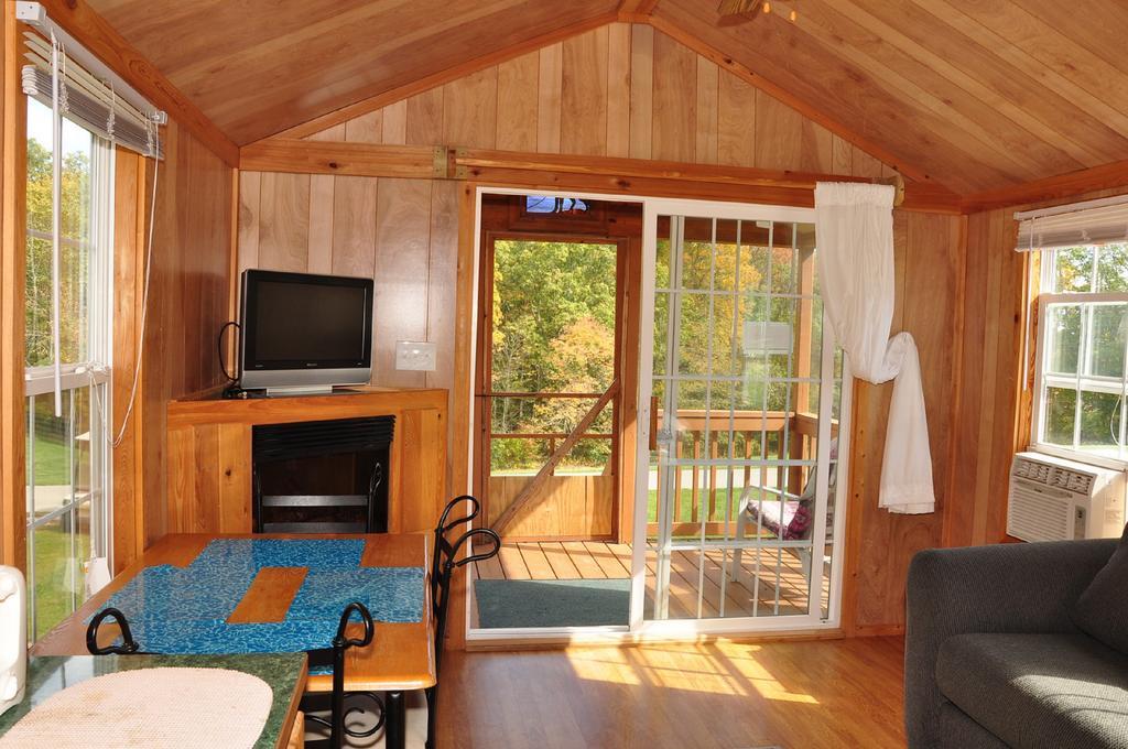 Elkhart Lake Plymouth Rock Camping Resort Rustic Cabin מראה חיצוני תמונה
